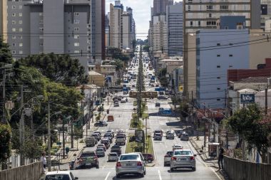 Curitiba, Brezilya, 03 Ocak 2018. Visconde de Guarapuava Caddesi üzerinde Curitiba Parana devlet merkezi bölgesinde araçların trafik