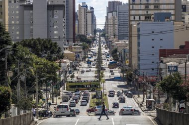 Curitiba, Brezilya, 03 Ocak 2018. Visconde de Guarapuava Caddesi üzerinde Curitiba Parana devlet merkezi bölgesinde araçların trafik