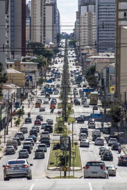Curitiba, Brezilya, 03 Ocak 2018. Visconde de Guarapuava Caddesi üzerinde Curitiba Parana devlet merkezi bölgesinde araçların trafik