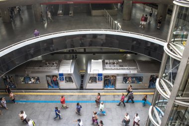 Sao Paulo, Brezilya, 10 Şubat 2017. Tren ve yolcu Se metro istasyonunda Sao Paulo şehir merkezi ve en yoğun istasyonu var. Bu Se Meydanı'nda yer almaktadır. O mavi çizgili kırmızı çizgi ile bütünleşmek