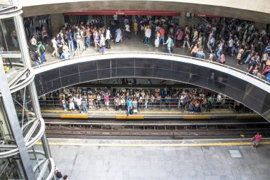 Sao Paulo, Brezilya, 10 Şubat 2017. Tren ve yolcu Se metro istasyonunda Sao Paulo şehir merkezi ve en yoğun istasyonu var. Bu Se Meydanı'nda yer almaktadır. O mavi çizgili kırmızı çizgi ile bütünleşmek