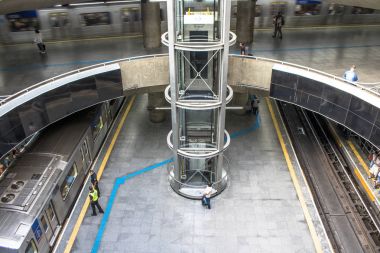 Sao Paulo, Brezilya, 10 Şubat 2017. Tren ve yolcu Se metro istasyonunda Sao Paulo şehir merkezi ve en yoğun istasyonu var. Bu Se Meydanı'nda yer almaktadır. O mavi çizgili kırmızı çizgi ile bütünleşmek