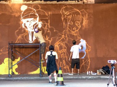 Sao Paulo, Brezilya, Janeiro 27, 2007. Adam Japon Göçmenlik Brezilya kutlamaları için Paulista Avenue tünel duvarda bir grafiti yapar