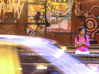 Sao Paulo, Brezilya, Janeiro 27, 2007. Adam Japon Göçmenlik Brezilya kutlamaları için Paulista Avenue tünel duvarda bir grafiti yapar