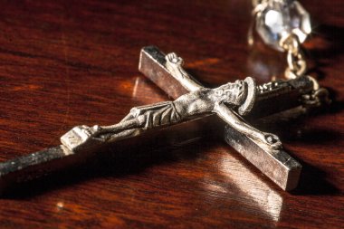 Gümüş haç ve kutsal İncil'de Brezilya