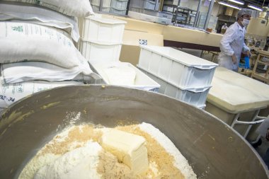 Sao Paulo, 08 Aralık 2011. Ekmek, kek ve Poğaçaların Sao Paulo bir Sanayi üretim hattında işçilerin işe