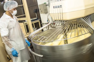 Sao Paulo, 08 Aralık 2011. Ekmek, kek ve Poğaçaların Sao Paulo bir Sanayi üretim hattında işçilerin işe