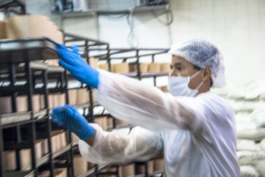 Sao Paulo, 08 Aralık 2011. Ekmek, kek ve Poğaçaların Sao Paulo bir Sanayi üretim hattında işçilerin işe