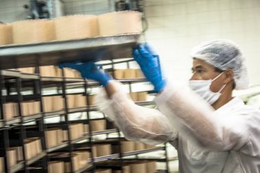 Sao Paulo, 08 Aralık 2011. Ekmek, kek ve Poğaçaların Sao Paulo bir Sanayi üretim hattında işçilerin işe