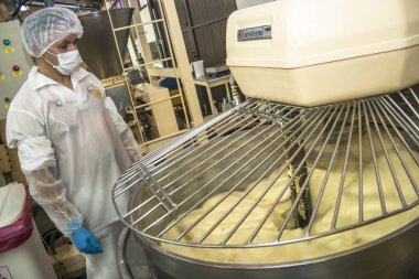 Sao Paulo, 08 Aralık 2011. Ekmek, kek ve Poğaçaların Sao Paulo bir Sanayi üretim hattında işçilerin işe