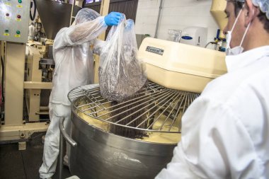 Sao Paulo, 08 Aralık 2011. Ekmek, kek ve Poğaçaların Sao Paulo bir Sanayi üretim hattında işçilerin işe