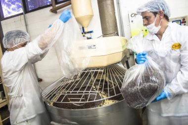 Sao Paulo, 08 Aralık 2011. Ekmek, kek ve Poğaçaların Sao Paulo bir Sanayi üretim hattında işçilerin işe