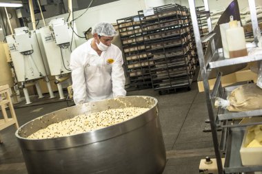 Sao Paulo, 08 Aralık 2011. Ekmek, kek ve Poğaçaların Sao Paulo bir Sanayi üretim hattında işçilerin işe