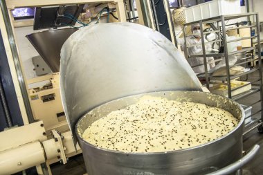 Sao Paulo, 08 Aralık 2011. Ekmek, kek ve Poğaçaların Sao Paulo bir Sanayi üretim hattında işçilerin işe