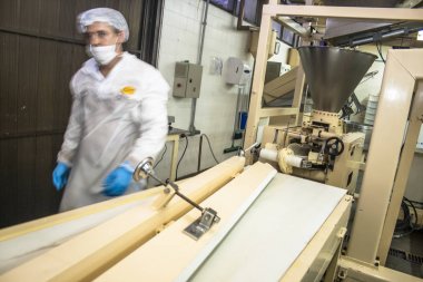 Sao Paulo, 08 Aralık 2011. Ekmek, kek ve Poğaçaların Sao Paulo bir Sanayi üretim hattında işçilerin işe