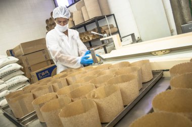 Sao Paulo, 08 Aralık 2011. Ekmek, kek ve Poğaçaların Sao Paulo bir Sanayi üretim hattında işçilerin işe