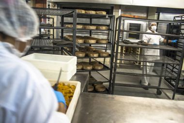 Sao Paulo, 08 Aralık 2011. Ekmek, kek ve Poğaçaların Sao Paulo bir Sanayi üretim hattında işçilerin işe