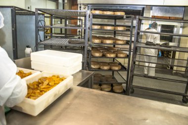 Sao Paulo, 08 Aralık 2011. Ekmek, kek ve Poğaçaların Sao Paulo bir Sanayi üretim hattında işçilerin işe