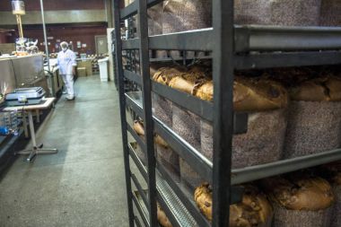 Sao Paulo, 08 Aralık 2011. Ekmek, kek ve Poğaçaların Sao Paulo bir Sanayi üretim hattında işçilerin işe