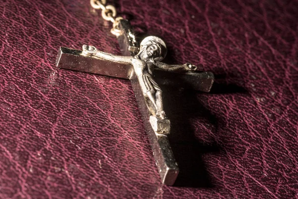 Zilveren Crucifix Heilige Bijbel Brazilië — Stockfoto