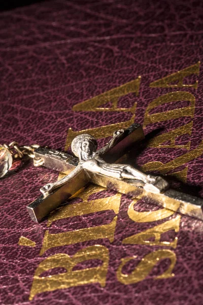 银色十字架和圣洁圣经在巴西 — 图库照片