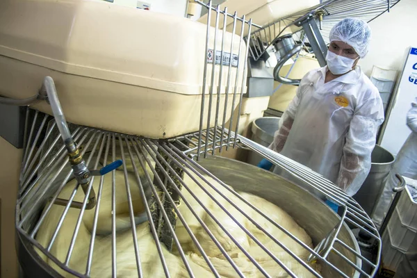 Sao Paulo, 08 Aralık 2011. Ekmek, kek ve Poğaçaların Sao Paulo bir Sanayi üretim hattında işçilerin işe