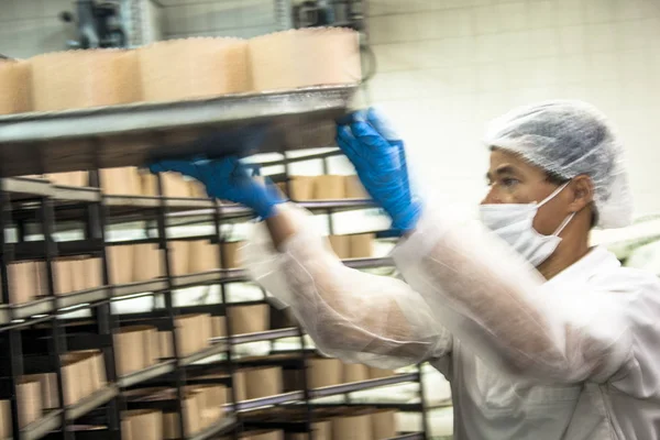 Sao Paulo, 08 Aralık 2011. Ekmek, kek ve Poğaçaların Sao Paulo bir Sanayi üretim hattında işçilerin işe