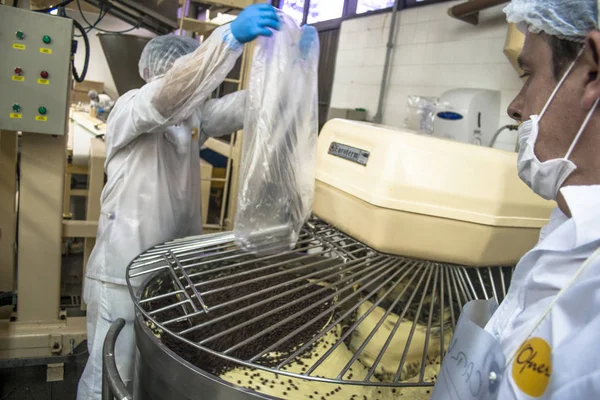 Sao Paulo, 08 Aralık 2011. Ekmek, kek ve Poğaçaların Sao Paulo bir Sanayi üretim hattında işçilerin işe