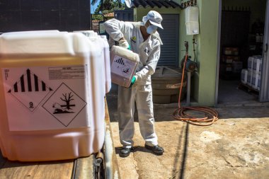 Nuporanga, Sao Paulo, Brezilya, 20 Şubat 2013. İşçiler epi (bireysel koruma araçları) deşarj tarım tarım ilaçları (agrotoxic) Nuporanga bir kırsal özelliğinde