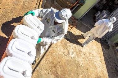 Nuporanga, Sao Paulo, Brezilya, 20 Şubat 2013. İşçiler epi (bireysel koruma araçları) deşarj tarım tarım ilaçları (agrotoxic) Nuporanga bir kırsal özelliğinde