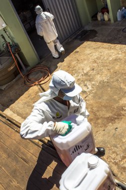 Nuporanga, Sao Paulo, Brezilya, 20 Şubat 2013. İşçiler epi (bireysel koruma araçları) deşarj tarım tarım ilaçları (agrotoxic) Nuporanga bir kırsal özelliğinde