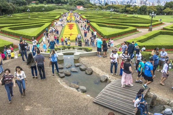 巴西的库里蒂巴 2017年12月30日 游客在库里蒂的植物园 官方命名的植物园玛丽亚加芬克尔 Richbieter 有一个铁和玻璃音乐学院灵感的水晶宫 并于1991年落成 — 图库照片