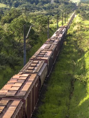Tren dar bir geçit ile Brezilya Sao Paulo devlet, vadide'çalışır
