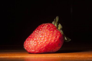 Tahta masadaki çilekler