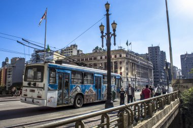 Sao Paulo, Brezilya, 10 Temmuz 2012. Işık'ın bina, resmi adı Edifcio Alexandre Mackenzie, 1929 yılında inşa edilmiş ve şu anda ışık alışveriş merkezi Sao Paulo evler ile Cha viyadük otobüste
