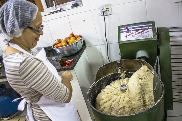 เซาเปาโล บราซ เมษายน 2013 เตร ยมอาหารภายในห องคร ระหว างงานเล ยงของท — ภาพถ่ายสต็อก