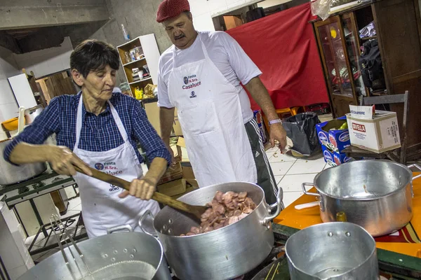 เซาเปาโล บราซ เมษายน 2013 เตร ยมอาหารภายในห องคร ระหว างงานเล ยงของท — ภาพถ่ายสต็อก