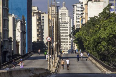 Sao Paulo, Brezilya, 09 Haziran 2013: İnsanlar yüksek arabalar için Pazar günleri ve tatillerde, Sao Paulo şehir merkezinde kapalı Road, iyi eğlenceler