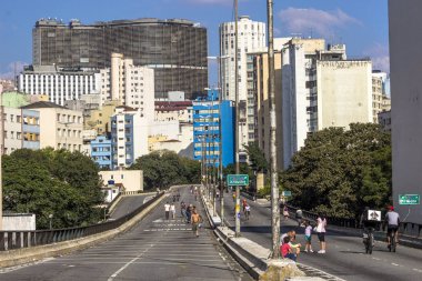 Sao Paulo, Brezilya, 09 Haziran 2013: İnsanlar yüksek arabalar için Pazar günleri ve tatillerde, Sao Paulo şehir merkezinde kapalı Road, iyi eğlenceler