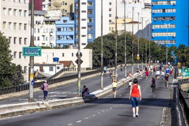 Sao Paulo, Brezilya, 09 Haziran 2013: İnsanlar yüksek arabalar için Pazar günleri ve tatillerde, Sao Paulo şehir merkezinde kapalı Road, iyi eğlenceler
