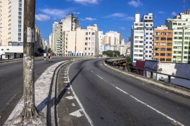 Sao Paulo, Brezilya, 09 Haziran 2013: İnsanlar yüksek arabalar için Pazar günleri ve tatillerde, Sao Paulo şehir merkezinde kapalı Road, iyi eğlenceler