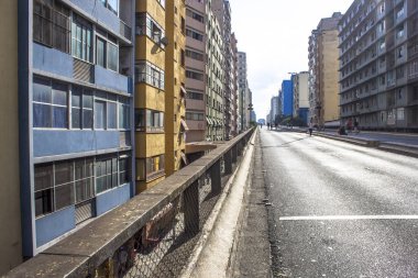 Sao Paulo, Brezilya, 09 Haziran 2013: İnsanlar yüksek arabalar için Pazar günleri ve tatillerde, Sao Paulo şehir merkezinde kapalı Road, iyi eğlenceler