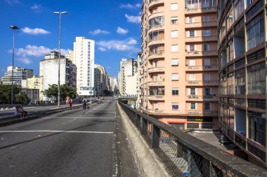 Sao Paulo, Brezilya, 09 Haziran 2013: İnsanlar yüksek arabalar için Pazar günleri ve tatillerde, Sao Paulo şehir merkezinde kapalı Road, iyi eğlenceler