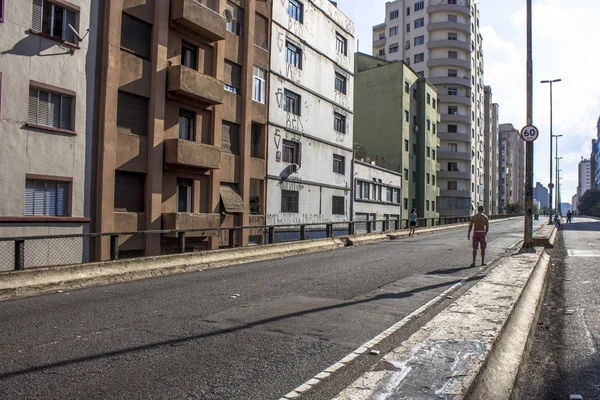 Sao Paulo, Brezilya, 09 Haziran 2013: İnsanlar yüksek arabalar için Pazar günleri ve tatillerde, Sao Paulo şehir merkezinde kapalı Road, iyi eğlenceler