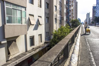Sao Paulo, Brezilya, 09 Haziran 2013: İnsanlar yüksek arabalar için Pazar günleri ve tatillerde, Sao Paulo şehir merkezinde kapalı Road, iyi eğlenceler