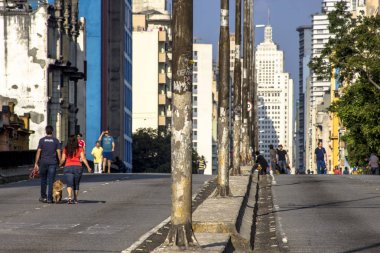 Sao Paulo, Brezilya, 09 Haziran 2013: İnsanlar yüksek arabalar için Pazar günleri ve tatillerde, Sao Paulo şehir merkezinde kapalı Road, iyi eğlenceler