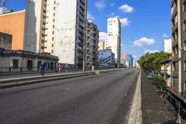 Sao Paulo, Brezilya, 09 Haziran 2013: İnsanlar yüksek arabalar için Pazar günleri ve tatillerde, Sao Paulo şehir merkezinde kapalı Road, iyi eğlenceler