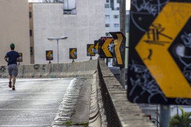 Sao Paulo, Brezilya, 09 Haziran 2013: İnsanlar yüksek arabalar için Pazar günleri ve tatillerde, Sao Paulo şehir merkezinde kapalı Road, iyi eğlenceler