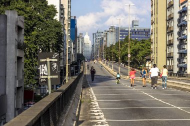 Sao Paulo, Brezilya, 09 Haziran 2013: İnsanlar yüksek arabalar için Pazar günleri ve tatillerde, Sao Paulo şehir merkezinde kapalı Road, iyi eğlenceler