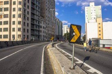 Sao Paulo, Brezilya, 09 Haziran 2013: İnsanlar yüksek arabalar için Pazar günleri ve tatillerde, Sao Paulo şehir merkezinde kapalı Road, iyi eğlenceler